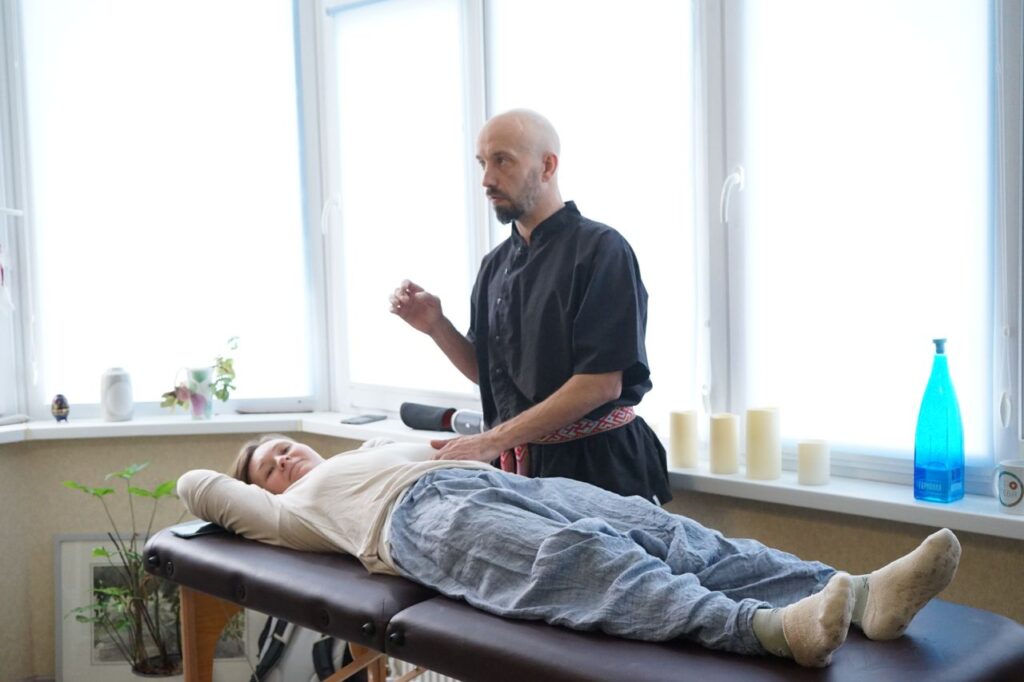 Mastering the First Impression: Your intriguing post title goes here A masseur performing a therapeutic massage on a woman in a relaxing spa setting, promoting wellness.