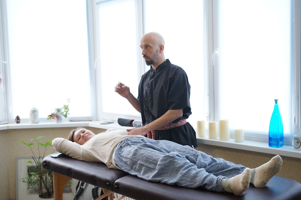 Mastering the First Impression: Your intriguing post title goes here A masseur performing a therapeutic massage on a woman in a relaxing spa setting, promoting wellness.